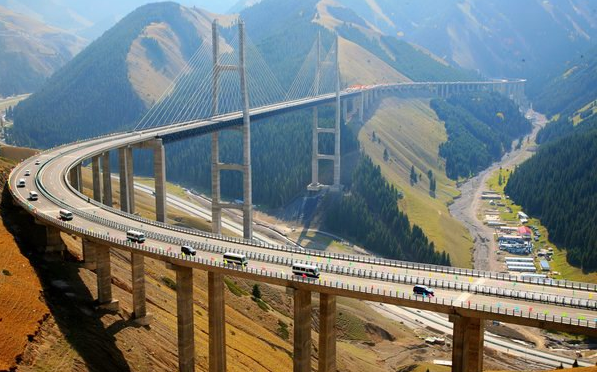 中国新疆果子沟公路桥