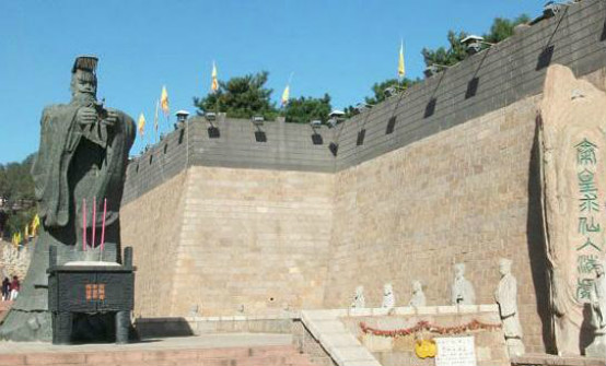 早餐后乘y509次软座赴北戴河,午餐后游览明代三大名关之首——山汗刎